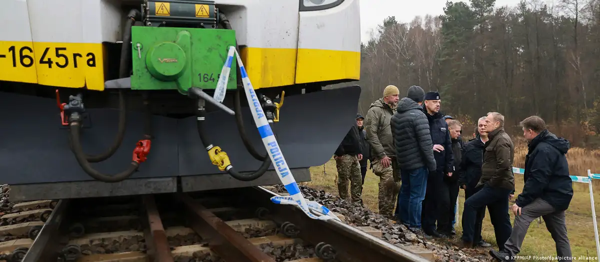 Polonia denuncia un “acto de sabotaje sin precedentes” en la vía férrea Varsovia-Lublin, clave para el envío de ayuda a Ucrania. Investigan inteligencia extranjera.