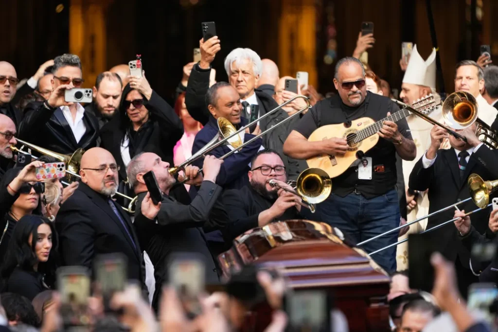 Así fue el funeral de Willie Colón en Nueva York: trombones, banderas latinas y “La Murga” frente a la Catedral de San Patricio