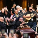 Así fue el funeral de Willie Colón en Nueva York: trombones, banderas latinas y “La Murga” frente a la Catedral de San Patricio