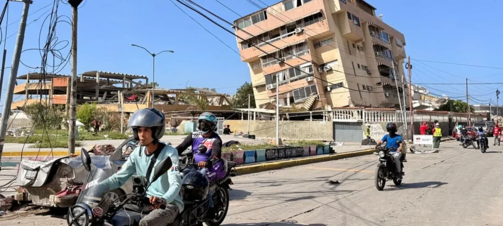 Damnificados del 24 de junio siguen en carpas en Plaza Venezuela a la espera de ayuda